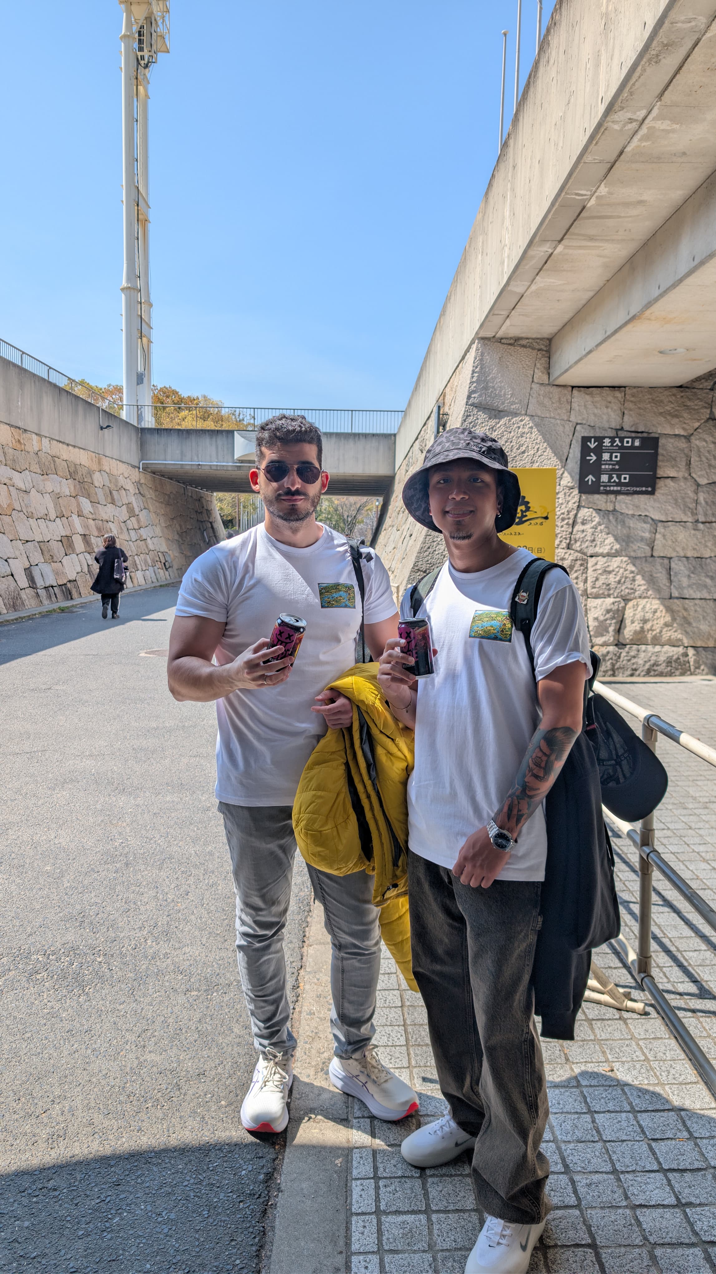 Daniel y Brayan junto al Osaka-jō Hall, en el parque del Castillo de Osaka